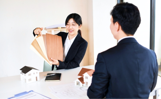 画像：クライアントに営業を行う女性社員